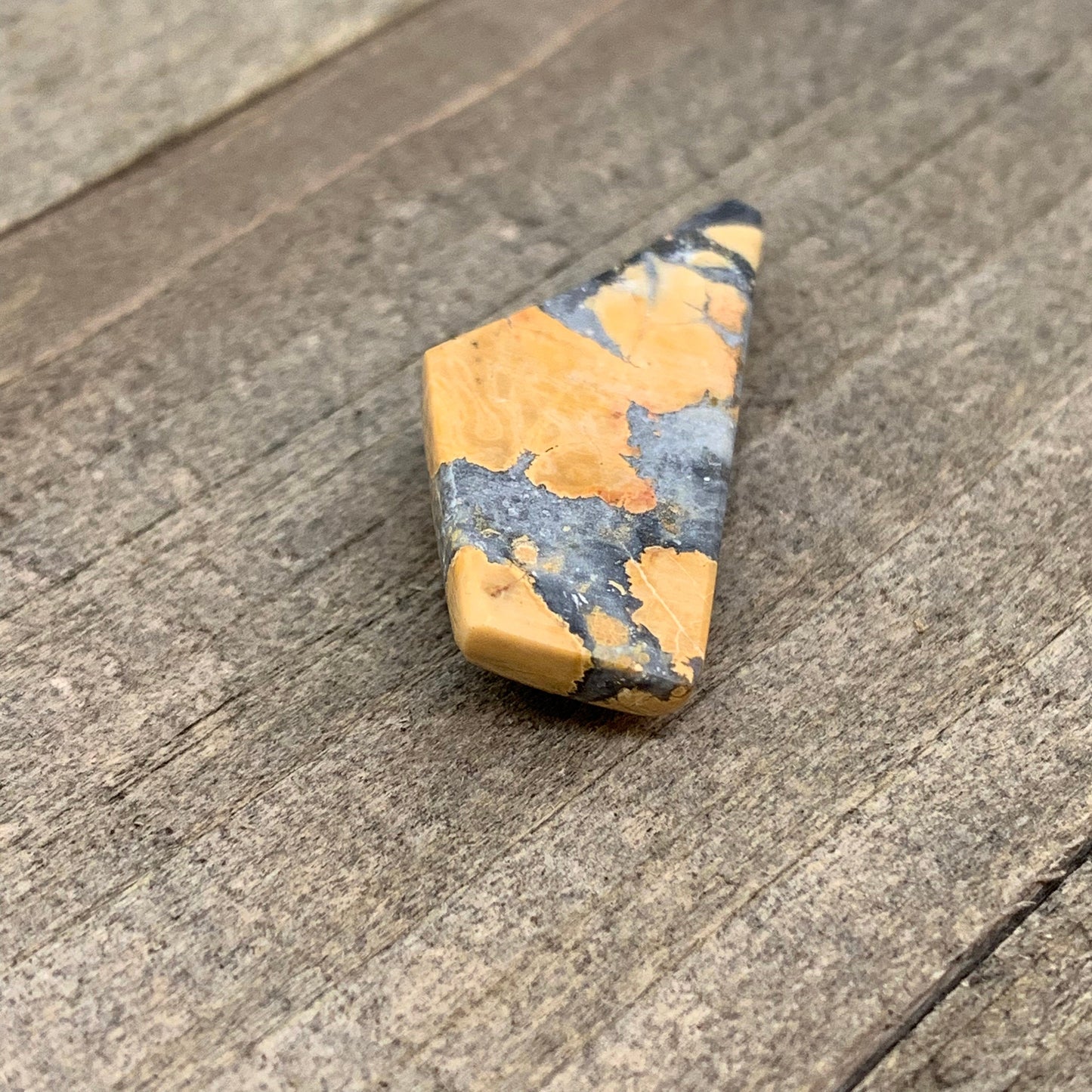 Maligano Jasper Cabochon - 18.4 carats (31.2 mm x 13.2 mm)